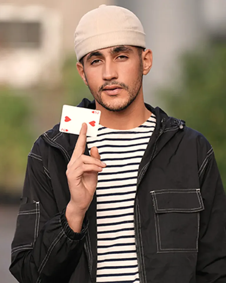 Kader Bueno, une carte à jouer entre les doigts